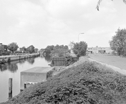 71920 Gezicht over de Vecht te Utrecht, met op de voorgrond de Pellecussenbrug en rechts de Lauwerecht; op de ...
